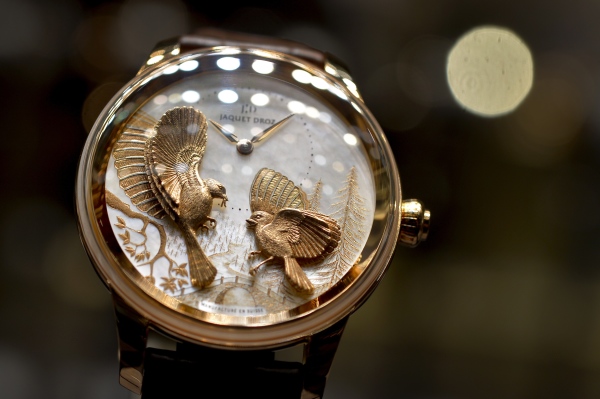 2013年4月24日，在巴塞尔国际钟表展之前的新闻发布会当天，瑞士钟表匠Jaquet Droz的展位上展出了一只中国鸟图案的手表。