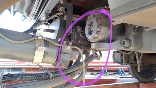 臺捷運綠線一列班車連接器發生異常，22日起暫停試營運，經檢查已確認是第17列車廂「電聯車車廂間半永久連接器牽引裝置軸心」斷裂。