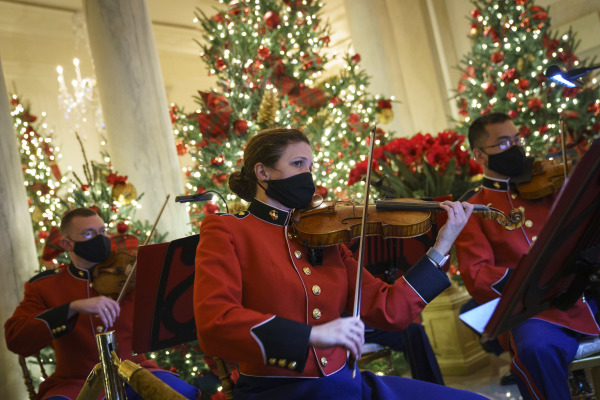 2020白宫圣诞装饰，主题是“美丽的美国”（America the Beautiful），图为2020年11月30日一个军乐队在白宫大厅（Grant Foyer）演奏圣诞音乐。（图片来源：Drew Angerer/Getty Images）