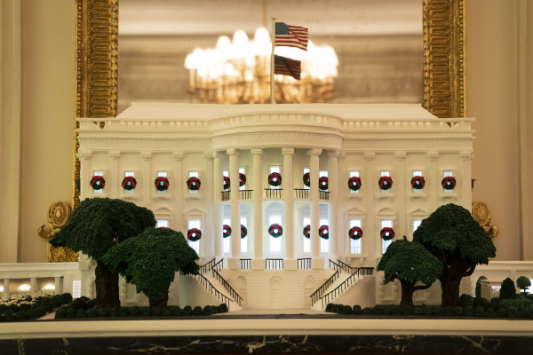 2020白宫圣诞装饰，主题是“美丽的美国”（America the Beautiful），图为在白宫国宴厅（State Dining Room）展示的白宫姜饼屋。（图片来源：Drew Angerer/Getty Images）
