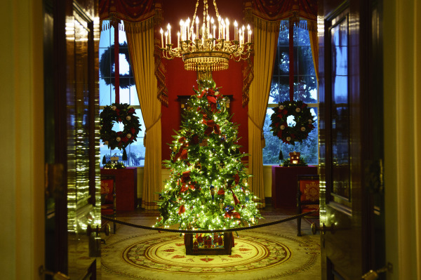 2020白宫圣诞装饰，主题是“美丽的美国”（America the Beautiful），图为白宫红厅（Red Room）。（图片来源：Drew Angerer/Getty Images）