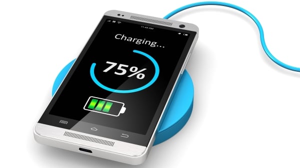 建议当手机电池在50%左右，就应进行充电，这样才能减少电池的损伤，并确保使用安全。