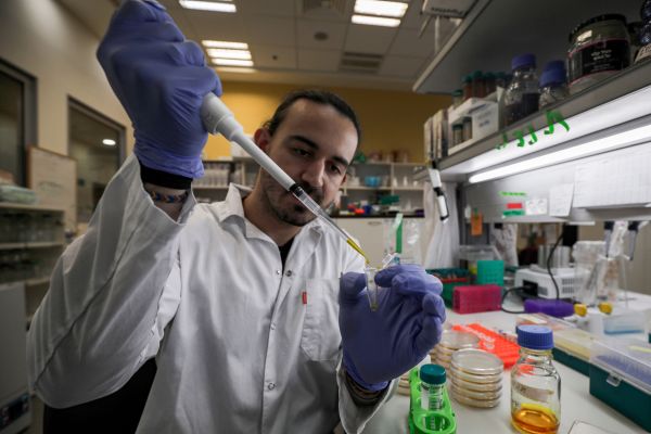 2020年3月1日，一名以色列科學家正在研究COVID-19疫苗。