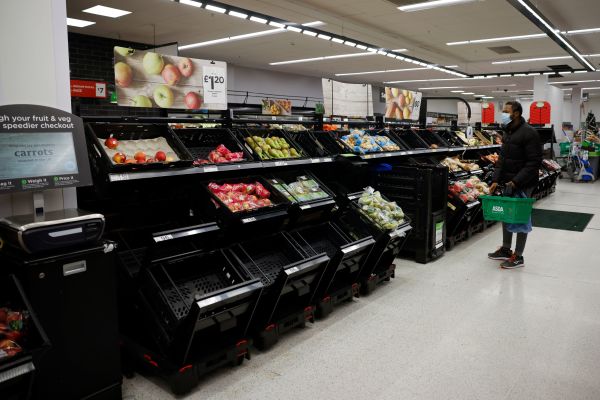 2020年12月22日，伦敦东北沃尔瑟姆斯托的一家ASDA超市的部分水果和蔬菜被抢购一空。