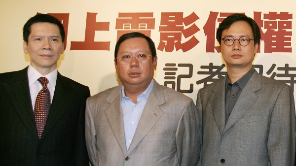 在赌神系列电影饰演“龙五”一角闻名的香港影视大亨向华强（左一），向内政部移民署申请依亲移民来台。