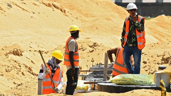 2020年2月24日“一带一路”项目斯里兰卡科伦坡港口的工人。
