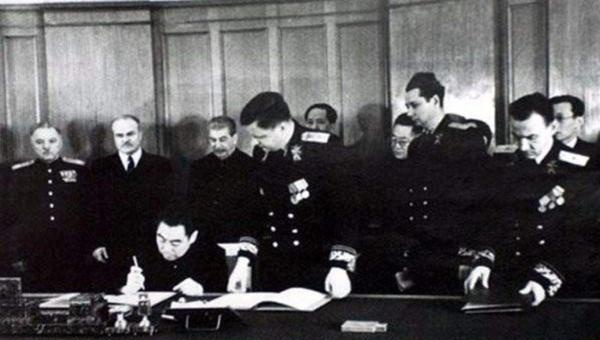 周恩来签署《中苏友好同盟互助条约》。