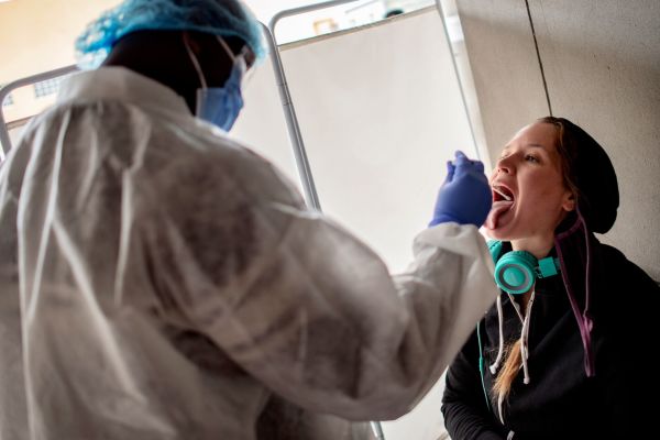 2020年12月18日，南非約翰內斯堡一個醫護人員在進行COVID-19病毒測試。