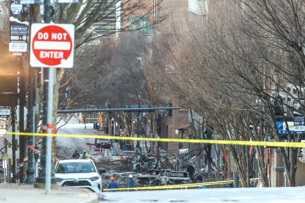 2020年12月25日，聖誕節清晨，美國田納西州首府納什維爾市（Nashville）中心一條街道上的一輛露營車發生爆炸，圖為案發後的現場。（圖片來源：Terry Wyatt/Getty Images）
