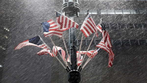 2020年12月17日美国纽约，在暴风雪中的美国国旗。
