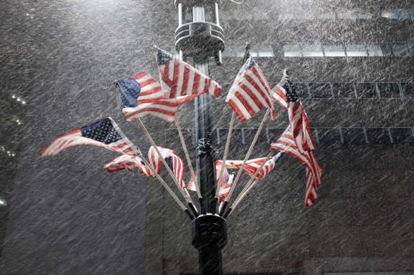 美国国旗在风雨飘摇中