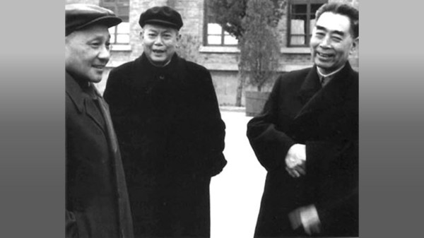 1963年3月，邓小平(左一)与李先念、周恩来在北京西郊机场