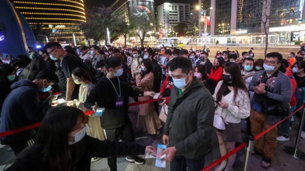 面对疫情升温，台湾靠2大措施迎战。图为歌手梁静茹本月26日晚间举办演唱会，入场观众除了要戴口罩外，还须实名（联）制登记及量测体温。