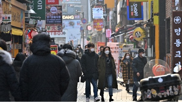 2020年12月23日，韓國首爾的明洞購物區