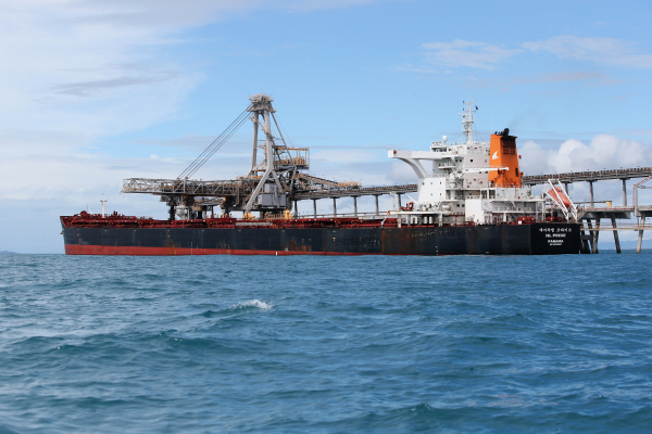 2019年4月25日，在澳大利亞一艘煤船停靠在Abbot Point煤炭港口。