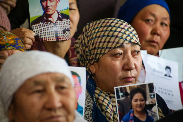 2019年1月21日，在哈萨克斯坦阿拉木图的阿塔朱特维权组织办公室举行的新闻活动中，有亲属在新疆失踪或被拘留的上访者举着他们亲人的照片。