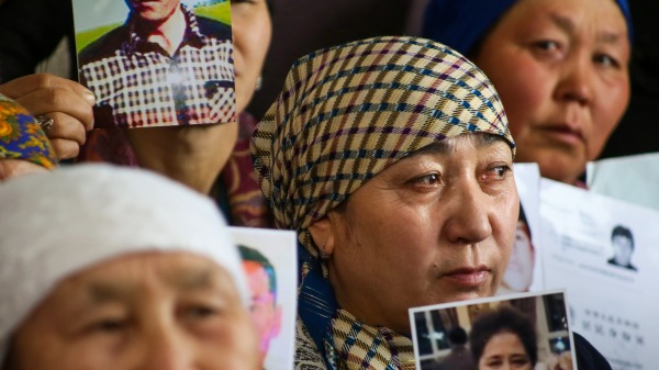 2019年1月21日，在哈萨克斯坦阿拉木图的阿塔朱特维权组织办公室举行的新闻活动中，有亲属在新疆失踪或被拘留的上访者举着他们亲人的照片。