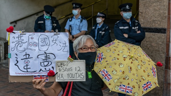 去年12月，王凤瑶(王婆婆)游行到中联办，要求释放12港人。（图片来源：Getty Images）