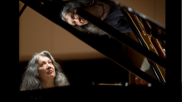 被視為當代最偉大的鋼琴大師之一的阿根廷鋼琴名家瑪莎·阿格麗希和傅聰成為忘年之交，情誼深刻。