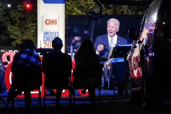 拜登上任总统后，CNN等美国主要电视网的收视率暴跌。（图片来源：Drew Angerer/Getty Images）