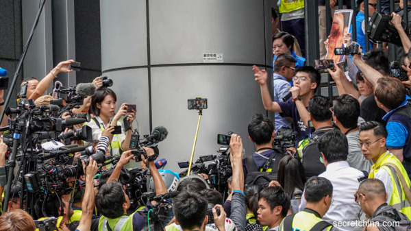 香港眾志前秘書長黃之鋒被指在去年6月21日參與包圍金鐘警察總部，被控煽惑、組織和參與未經批准集結等罪名。但當日媒體報導證實包圍警總行動實是各界民眾自發行為，黃之鋒到場呼籲示威者撤退，遭現場人士喝倒采。（圖片來源：Adrian/看中國）