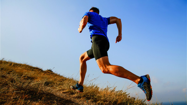 过度运动可能会伤害肌肉和关节，同时对肾脏也有一定的损伤。