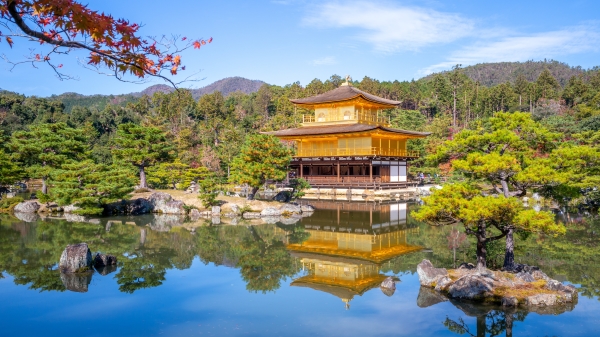 日本京都知名观光景点金阁寺寺方日前利用武汉肺炎疫情期间整修屋顶，在更换约万枚金箔等后，重现18年前的金碧辉煌。