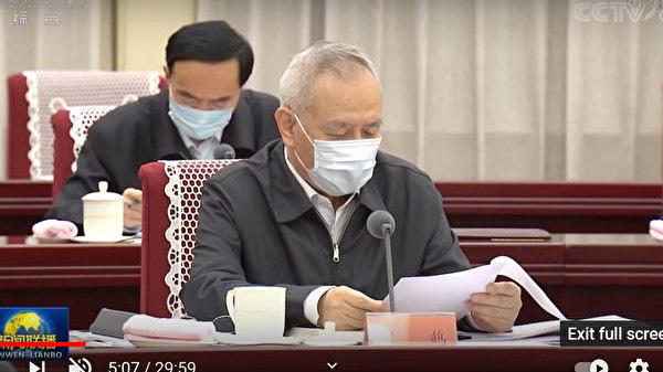 中共总书记习近平上周主持召开政治局民主生活会，25名政治局委员发言时，只有刘鹤最特殊，带着口罩发言。