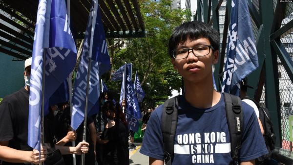 今年20岁的前“学生动源”召集人钟翰林被控触犯国安法等罪名，11月23日被判囚3年零7个月。（图片来源：VOA）
