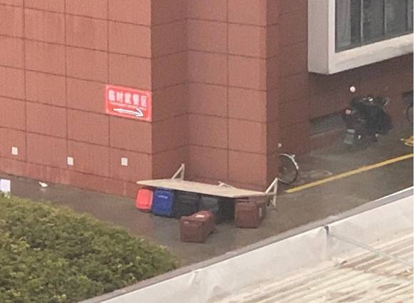 被风吹翻的一排垃圾桶（图片来源：微博）