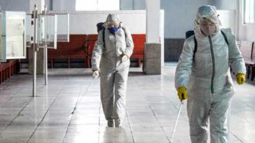 在朝鮮西平壤客運站進行消毒工作的朝鮮工人