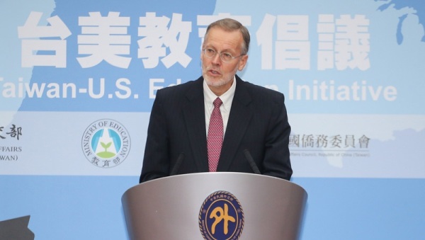 AIT处长郦英杰表示，人民间的情谊将美国及台湾紧密连结在一起，盼2021年美台关系继续成长、茁壮。图为台美国12月3日启动“台美教育倡议”。
