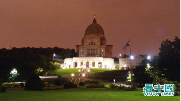 红外线照相机下记录的大教堂背面夜景。