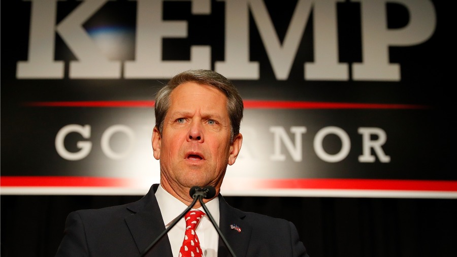 2018年11月6日,时任乔治亚州州务卿的坎普(Brian Kemp)参加一个竞选州长的活动。(图片来源: Kevin C. Cox/Getty Images)