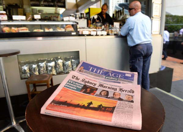 一家咖啡店的桌子上放着《悉尼晨锋报》、《时代报》