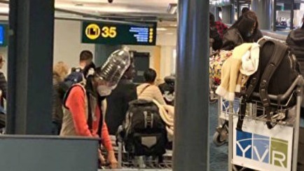 华女在加拿大机场头戴塑料桶防病毒专家不建议