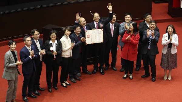 游锡堃获得多党立委支持以73票当选立法院长