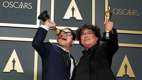 電影「寄生上流」在92屆奧斯卡頒獎典禮創造奇蹟，導演暨編劇奉俊昊以及另一名編劇韓進元上台領獎時相當激動，為自已能夠獲獎表示非常開心。