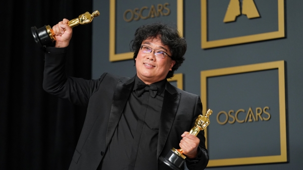 导演奉俊昊是继李安之后第二位拿下奥斯卡最佳导演的亚洲人，好消息让韩国举国欢腾。