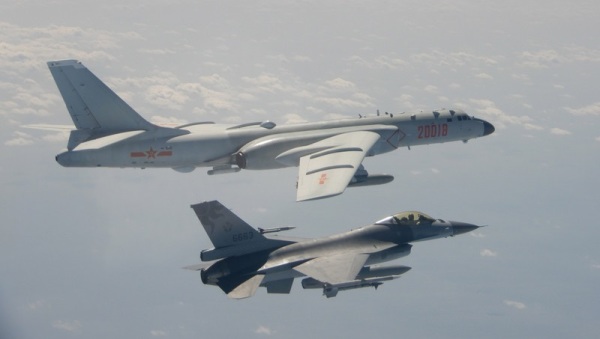 图为国军F-16战机挂载实弹监控共军轰6