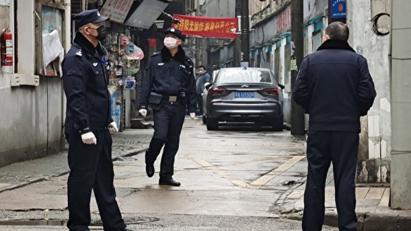 1月22日武漢警察在街道上巡邏