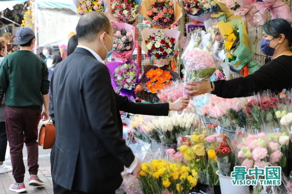 2月14日情人节，虽然中共肺炎阴霾笼罩，但仍有港人到旺角花墟选购鲜花，表达心意。
