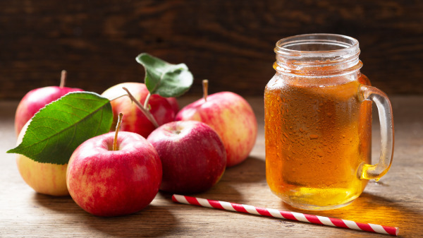 感冒發燒喝鮮蘋果汁是不錯的選擇。