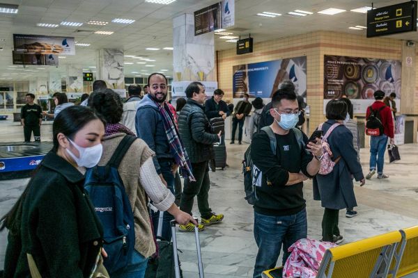2020年2月2日，戴著口罩的乘客準備離開位於埃及首都開羅以南約920公里的埃及城市阿斯旺國際機場。
