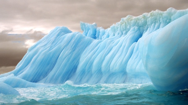 南极气温上升，导致冰川再度裂出冰山。