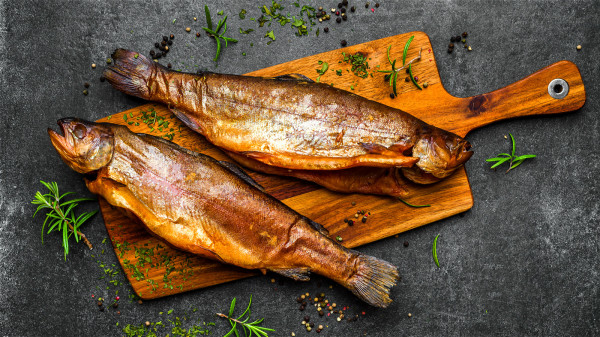 鹹魚和鹹肉類，在醃製的過程中產生一定的亞硝酸鹽，不利健康。