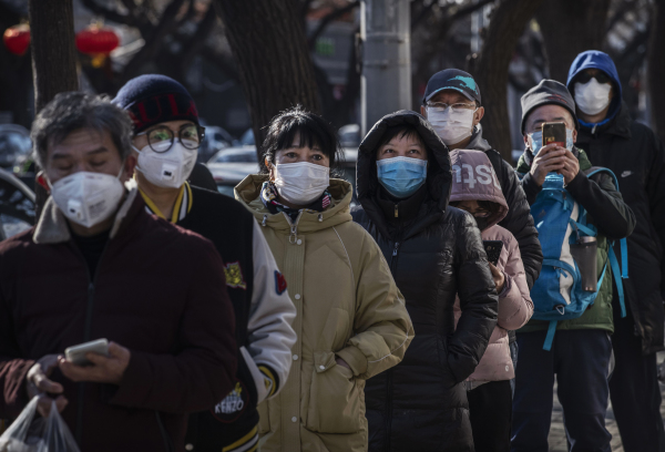 北京市民在街头排队购物