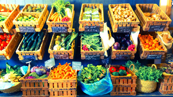 控制饮食是减肥的前提，以清淡食物为主，多吃蔬菜水果。