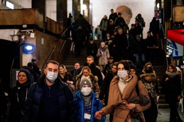 2020年2月7日，莫斯科的地铁站有一家人戴着口罩。