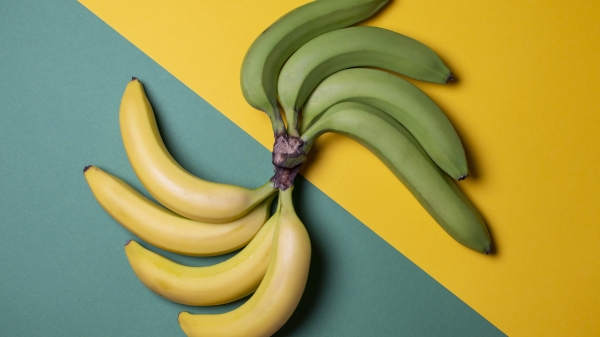 吃下扔向自己的香蕉。